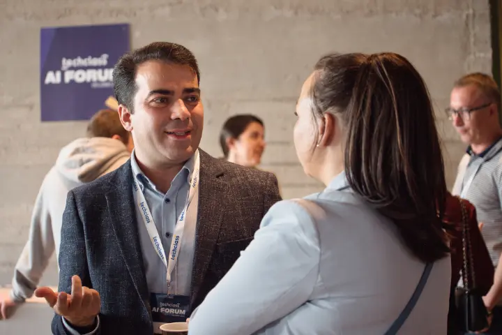Attendees networking between sessions at a TechClass Forum